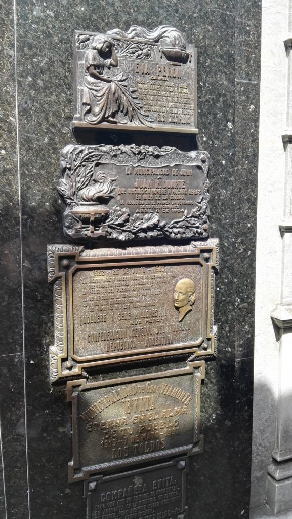 Evita emléktáblája a családi kripta falán