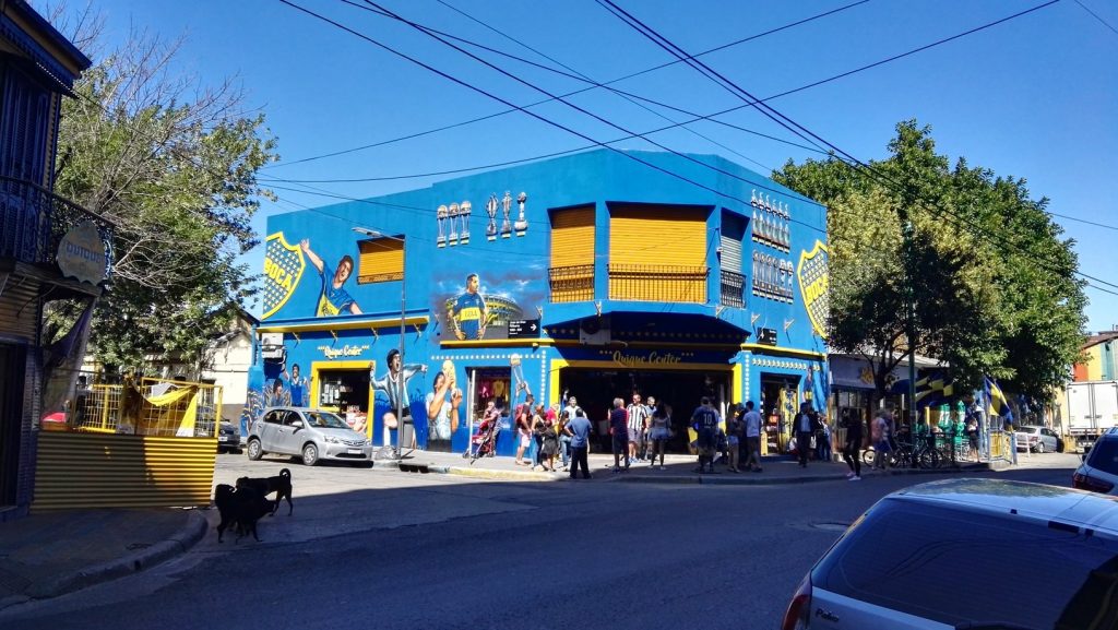 La Boca fociereklyéket árusító üzlet a stadionnal szemben