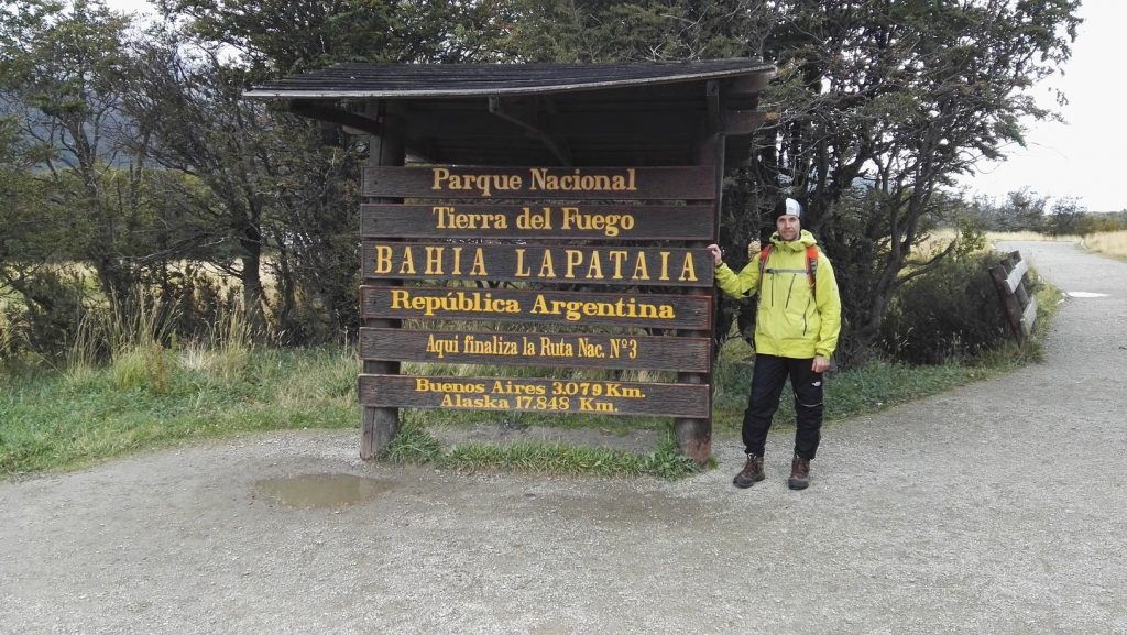 A 3. számú út végét jelző tábla a Tűzföld Nemzeti Parkban, Ushuaia, Argentína
