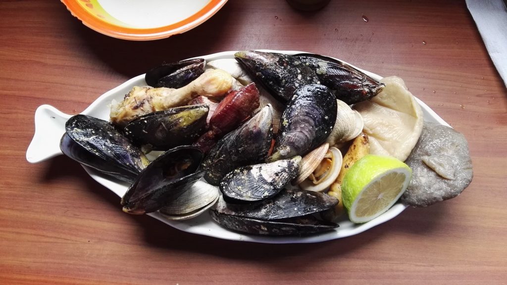 Curanto, chiloé-i specialitás kagylóval és húsokkal