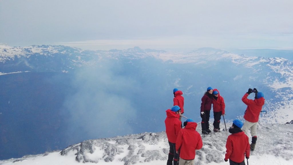 Hegymászócsapat a füstölgő Villarica kráter szélén