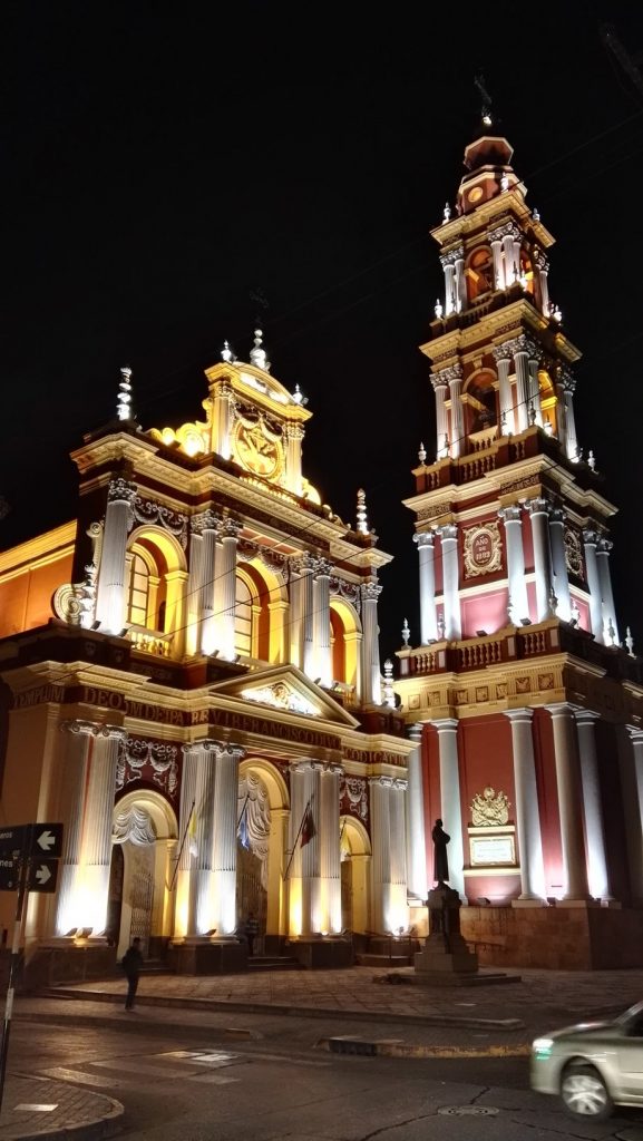 San Francisco templom esti kivilágításban, Salta