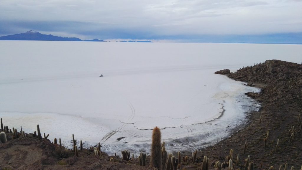 A terepjáró apró pont a sótengeren az Isla Incahuasi tetejéről nézve