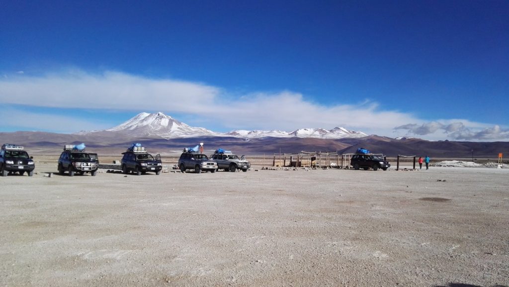 Terepjárók várakoznak a chilei-bolíviai határon