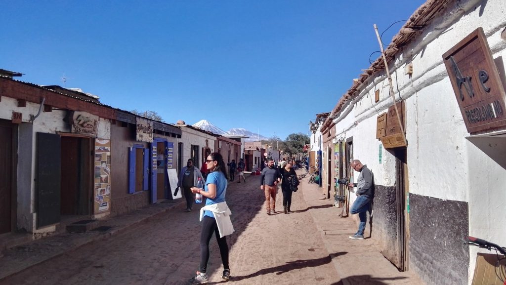 Éttermek és utazási irodák San Pedro de Atacama főutcáján