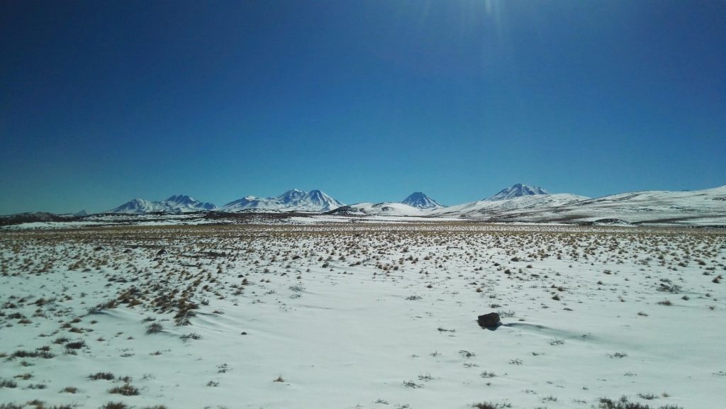 Havas táj és vulkánok az Atacama-sivatagban