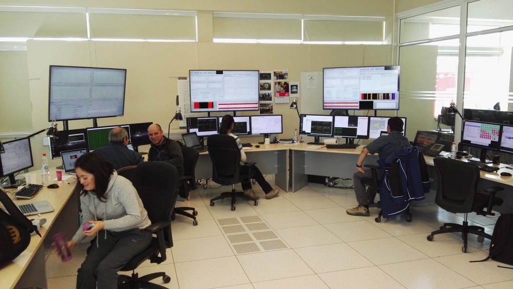 Csillagászok óriás monitorokkal az ALMA-ban