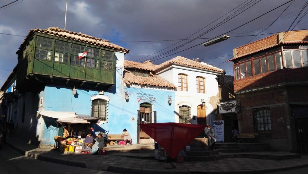 Az utca fölé benyúló házrész Potosíban