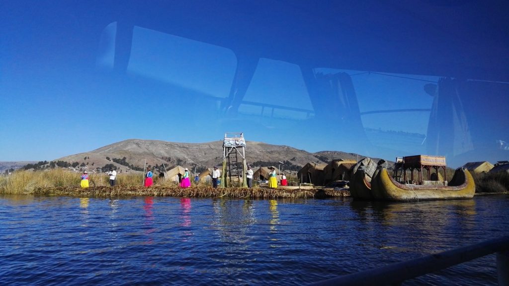 Ajmara indiánok üdvözölnek az Uros úszó szigeteken a Titicaca-tavon