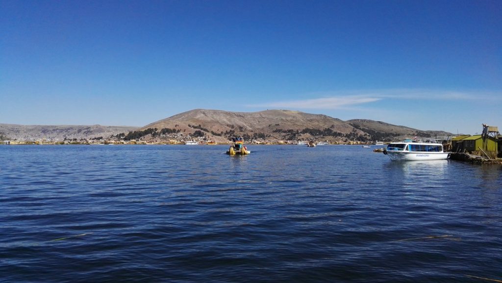Totora sásból készült tutaj úszik a Titicaca-tavon
