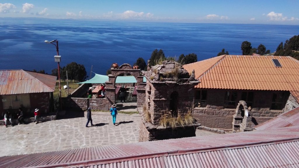 Kilátás a Titicaca-tóra a Taquile-szigetről