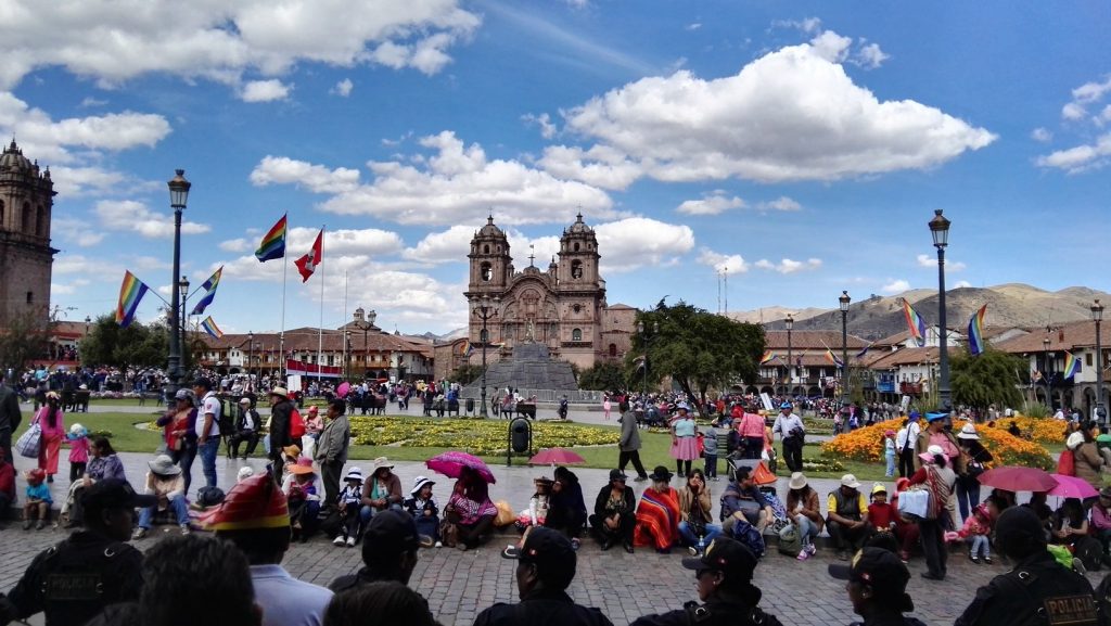 Plaza de Armas és a Jézus Társasága jezsuita templom, Cusco