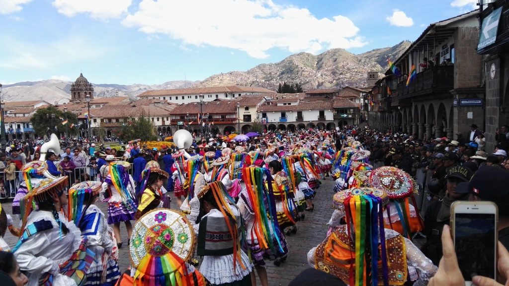 Felvonulás perui népviseletben az Inti Raymit megelőző napon