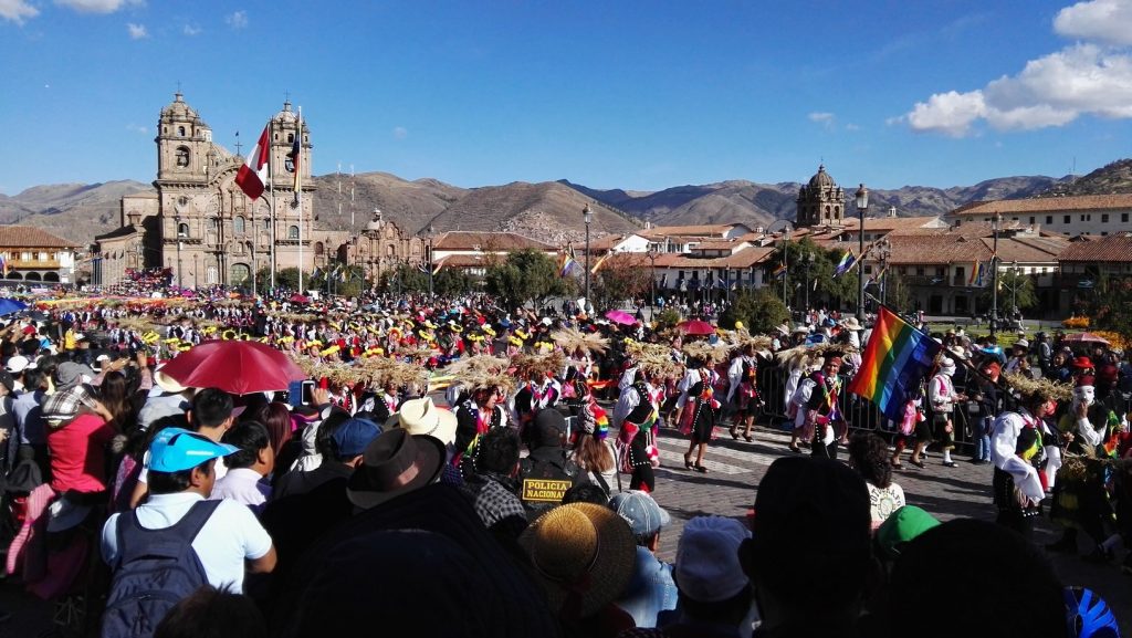 A rendőrség felvonuló csoportja Cuscóban az Inti Raymit megelőző napon