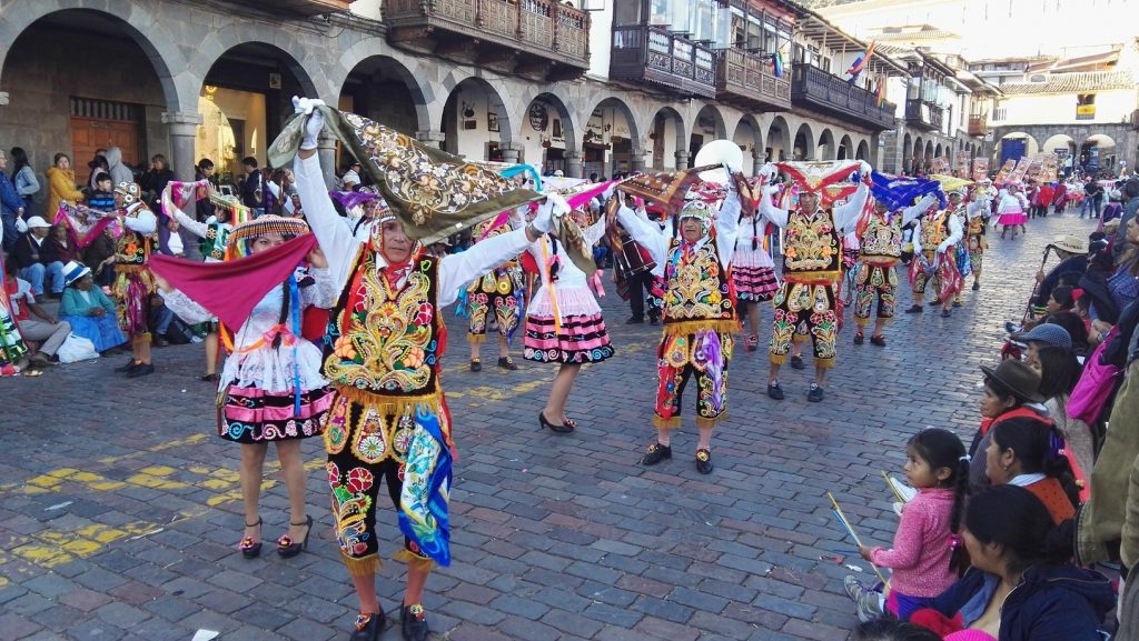 Perui népviseletbe öltözött táncos csoport