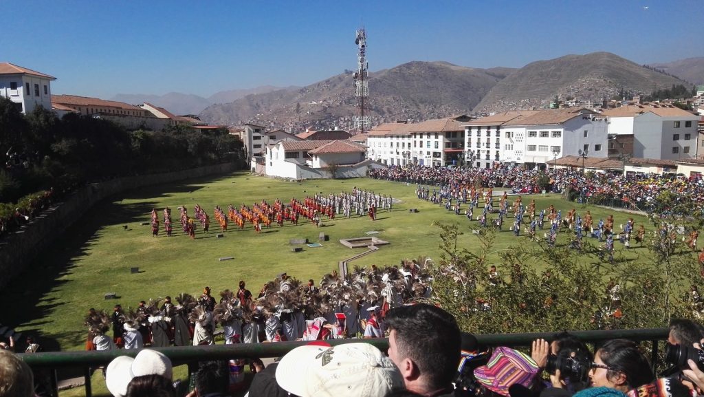 Inka harcosok az Inti Raymi fesztiválon a Qorikancha előtti téren