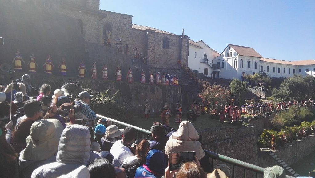 Az inka nemesség bevonul az Inti Raymi fesztiválon a Qorikancha előtti téren