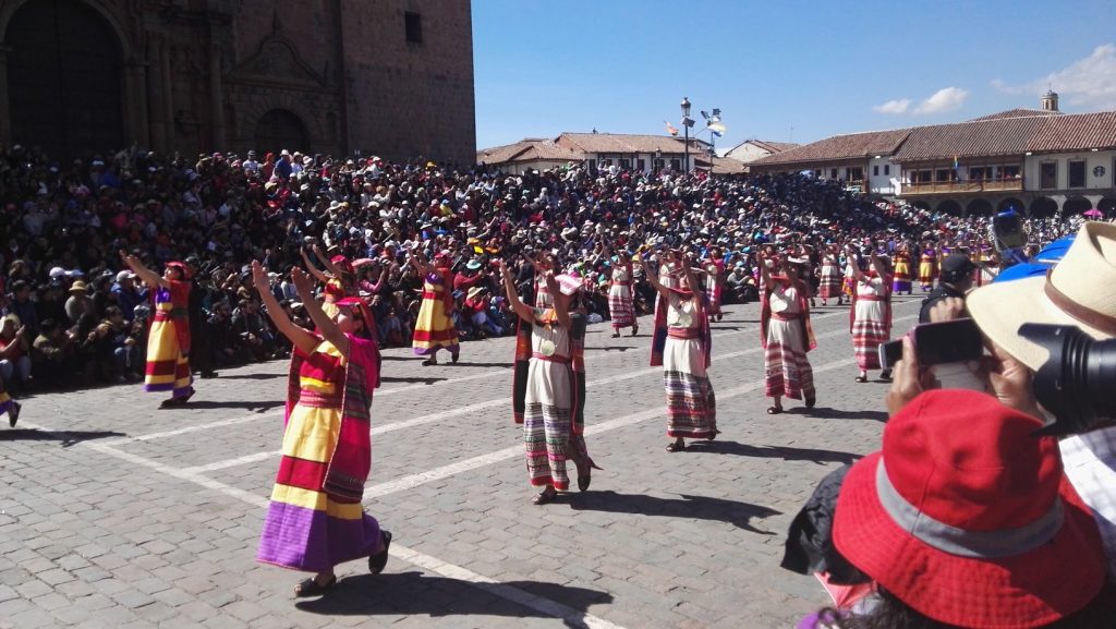 Mama Killát felvezető női csoport az Inti Raymin, Plaza de Armas, Cusco