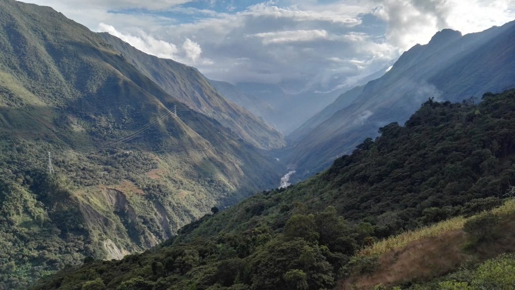 Mély folyóvölgy és magashegyi esőerdők a Llaqtapatába vezető úton