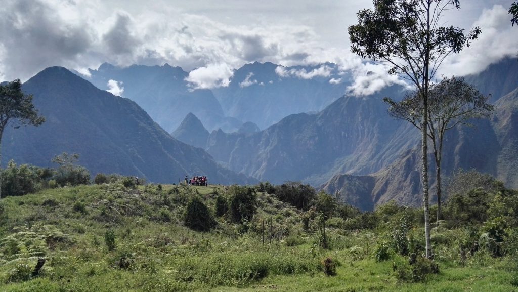 Turistacsoport nézi Machu Picchut a távolban