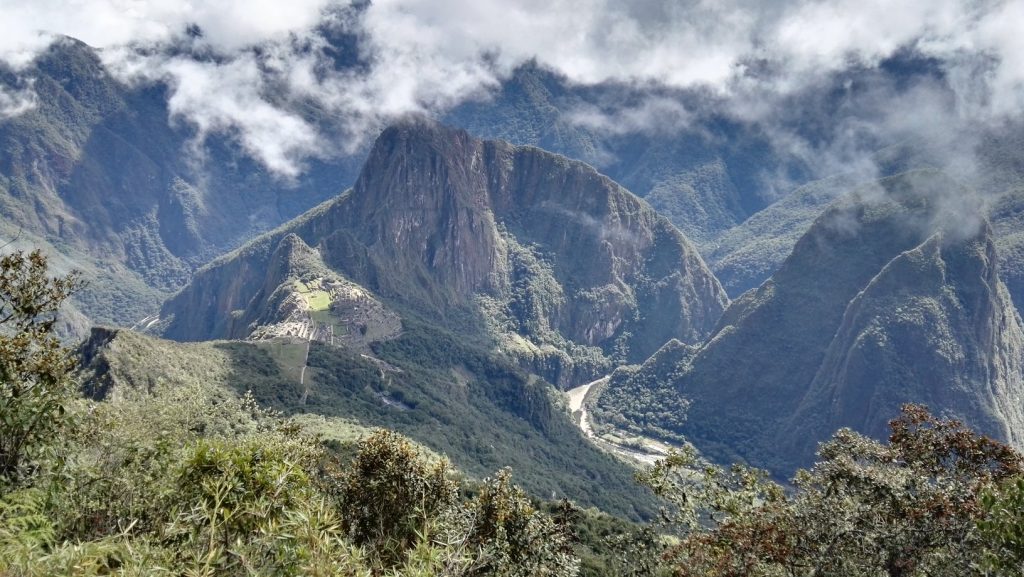 Wayna Picchu hegy és Machu Picchu város látképe és a névadó hegyről nézve