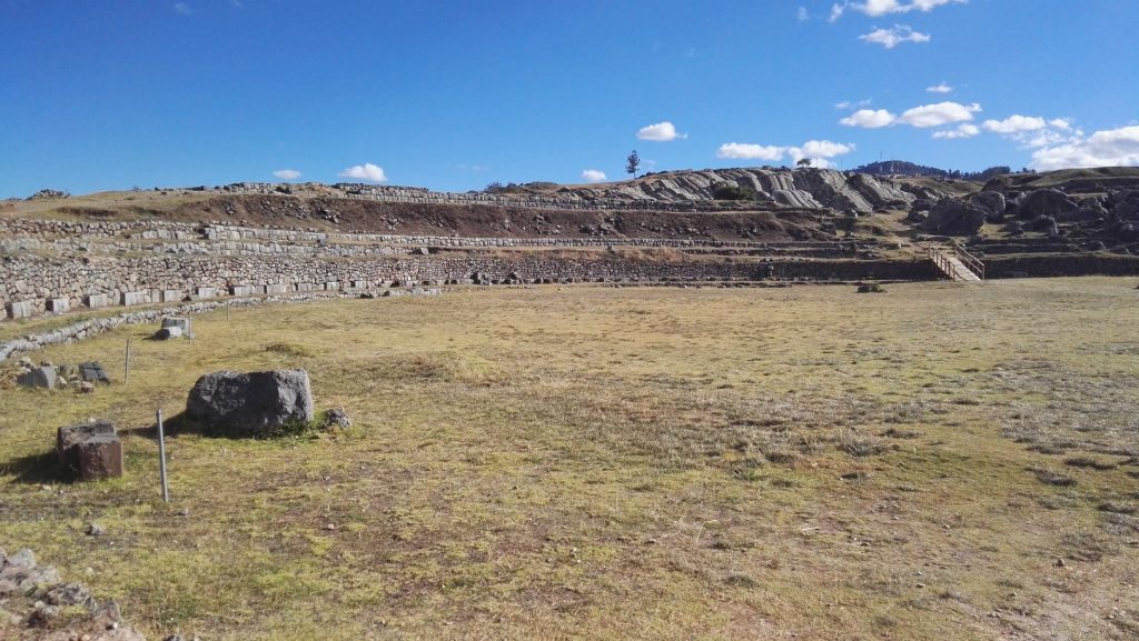 Hatalmas kör alakú aréna Sacsayhuamanban