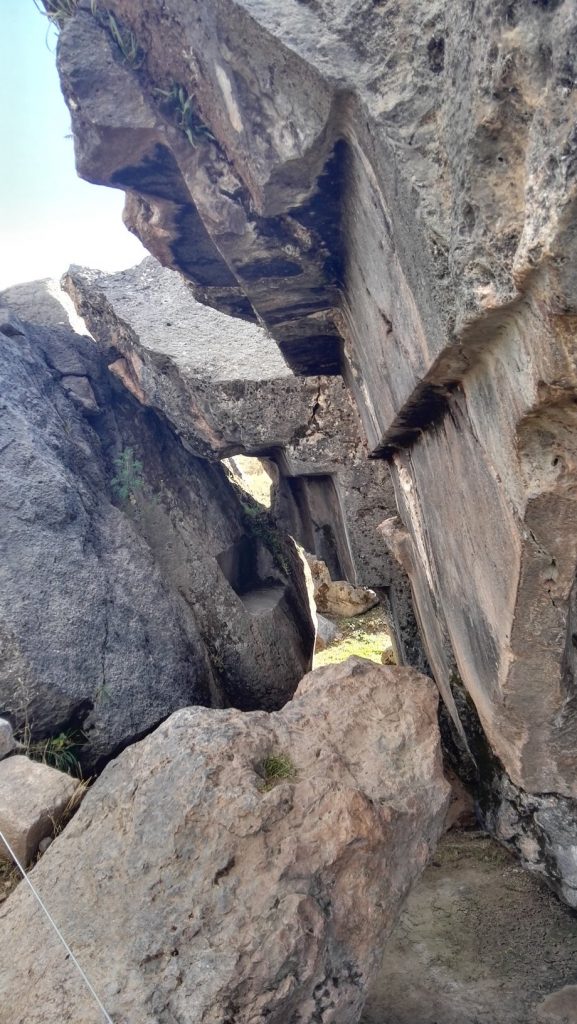 Lépcsőzetesen faragott szikla Sacsayhuamanban