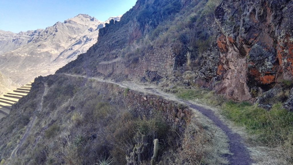 Pisac szektorai között további Inka romok mellett vezet az ösvény