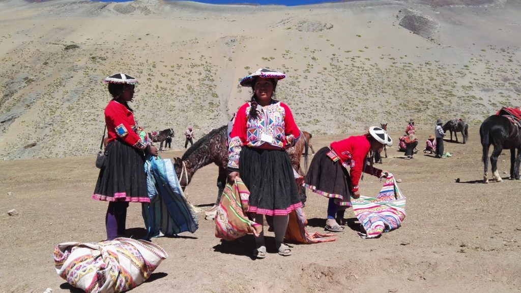 Teherhordó asszonyok perui népviseletben