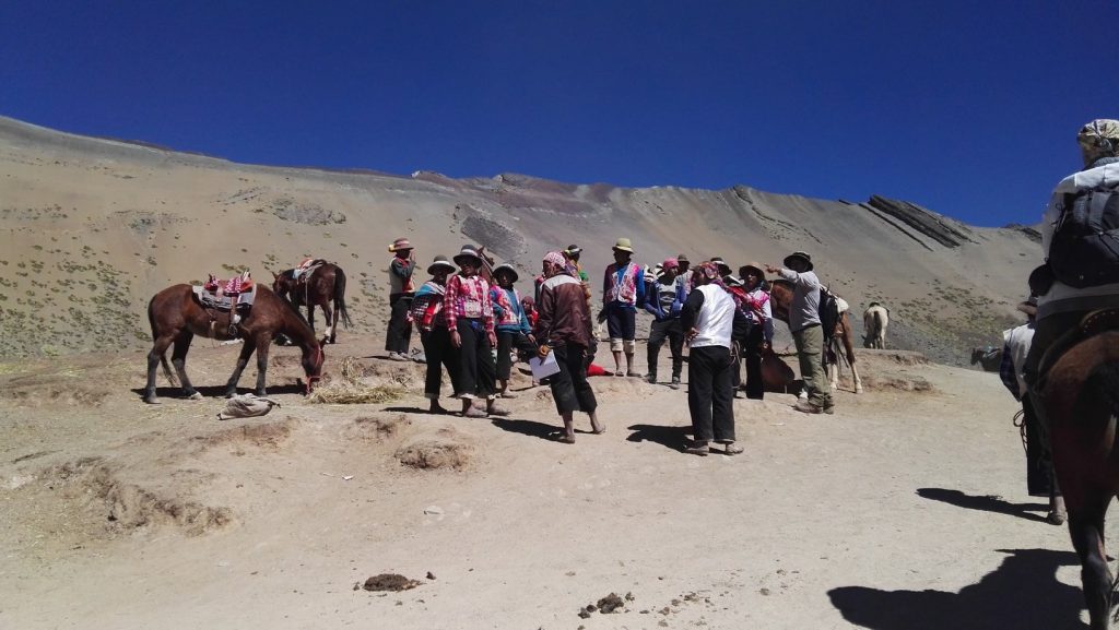Perui férfiak és nők a Szivárvány-hegyen