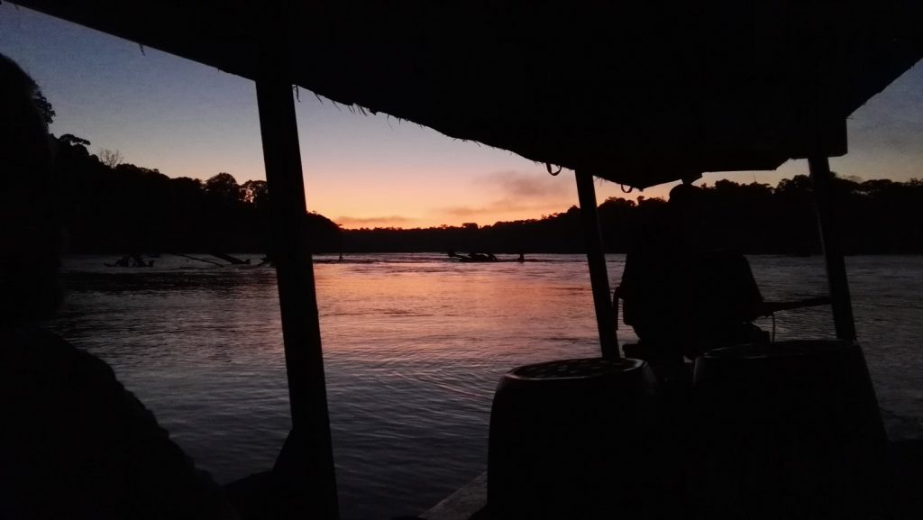 Hajnal a Tambopata-folyón
