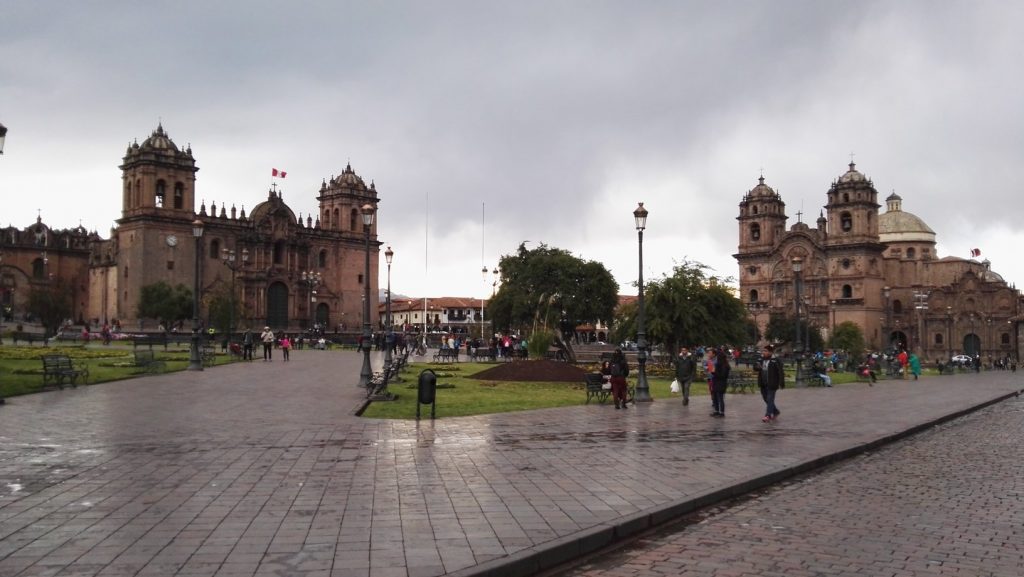A katedrális és a jezsuita templom a Plaza de Armason Cuscóban