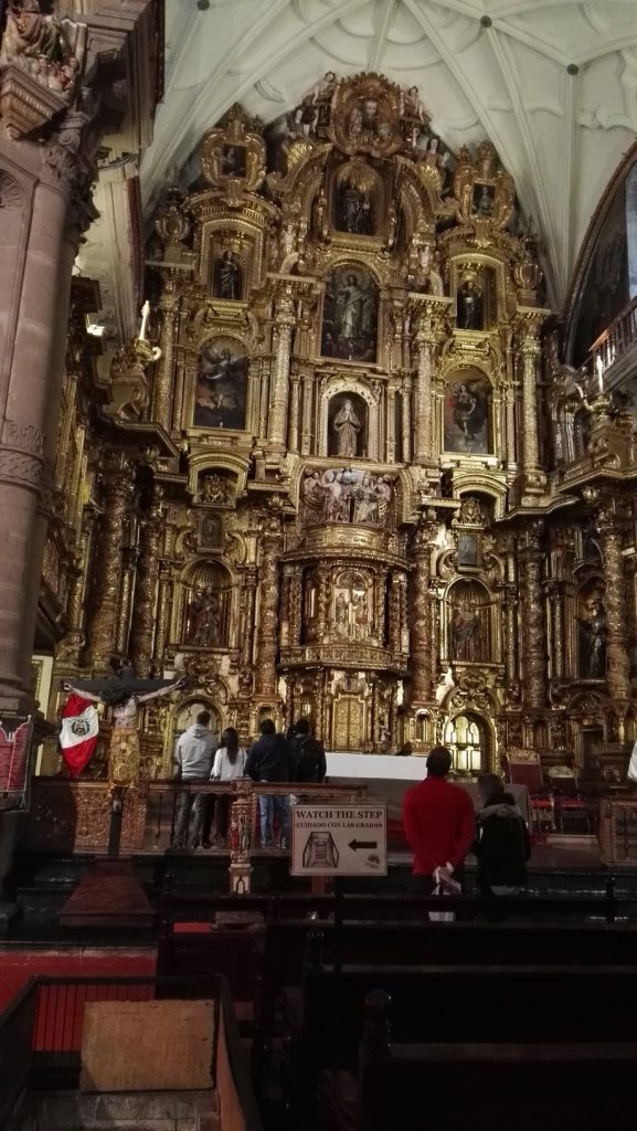 A jezsuita templom aranylemezekkel borított oltára Cuscóban