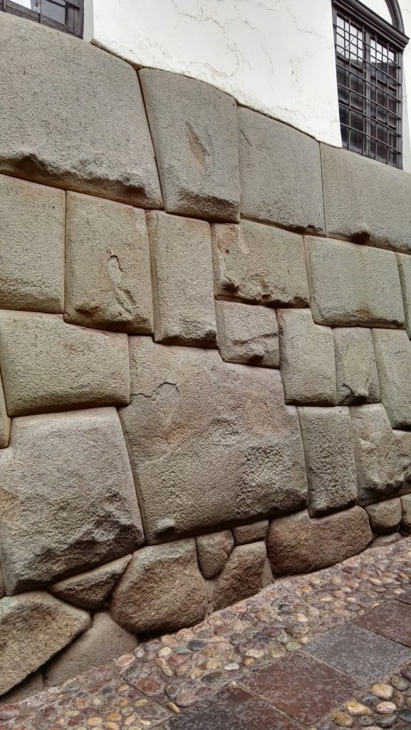 Tizenkétszögletű kő, Cusco