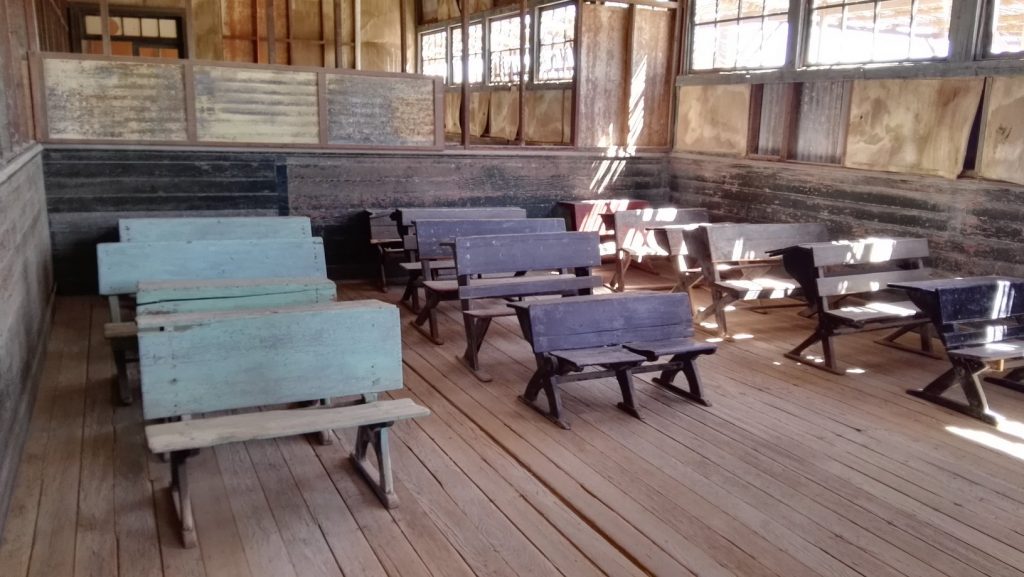 Üres osztályterem Humberstone-ban az eredeti padokkal a 60-es évekből
