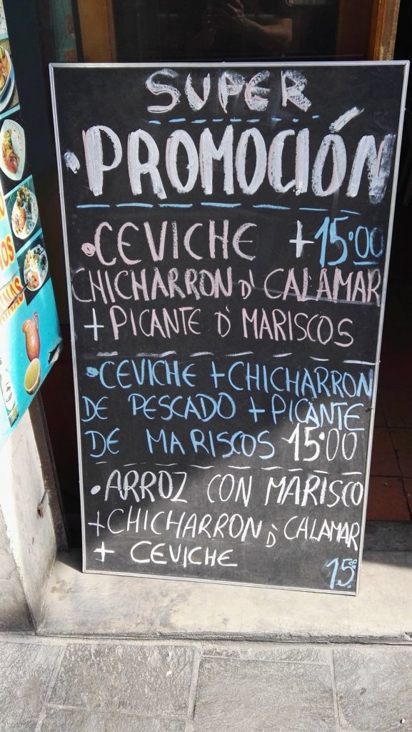 Ceviche menü egy utcai táblán Arequipában