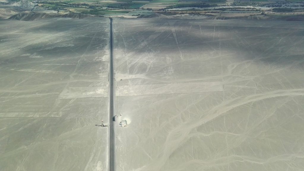 A sivatagot kettészelő út a Nazca-vonalak között