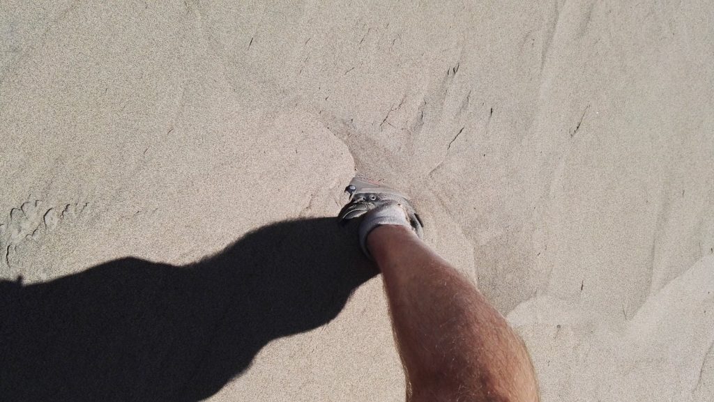 Bokáig süllyedt láb a homokban