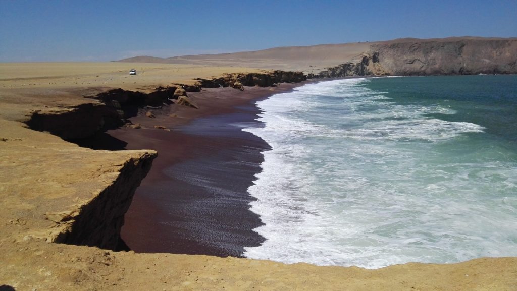 A Playa Roja vöröshomokos tengerpart a Paracas Nemzeti Parkban