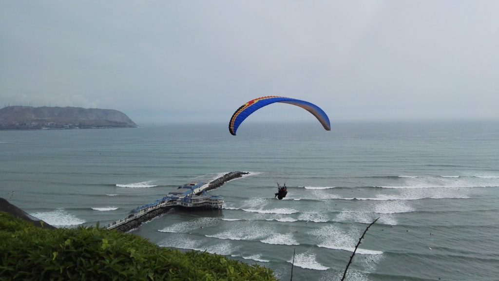 Hátimotoros siklóernyős Lima tengerpartján