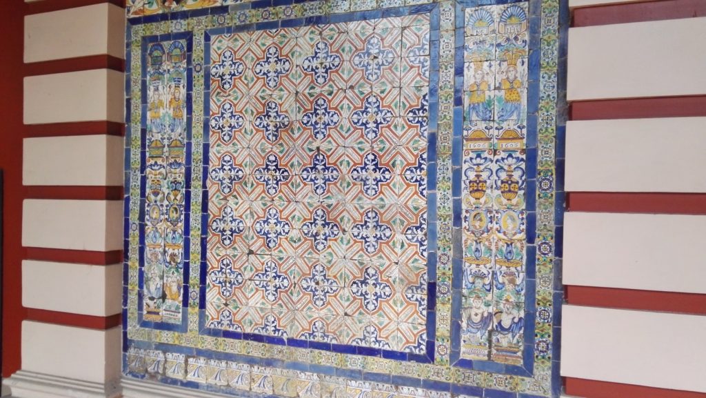 Színes csempével borított faldarab a Santo Domingo kolostorban