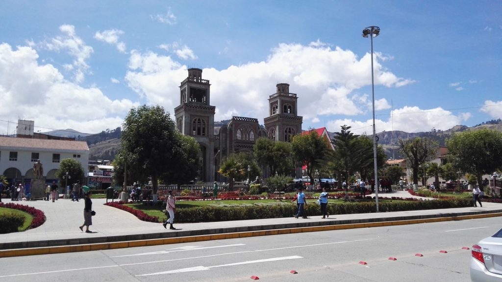 Huaraz főtere a katedrálissal