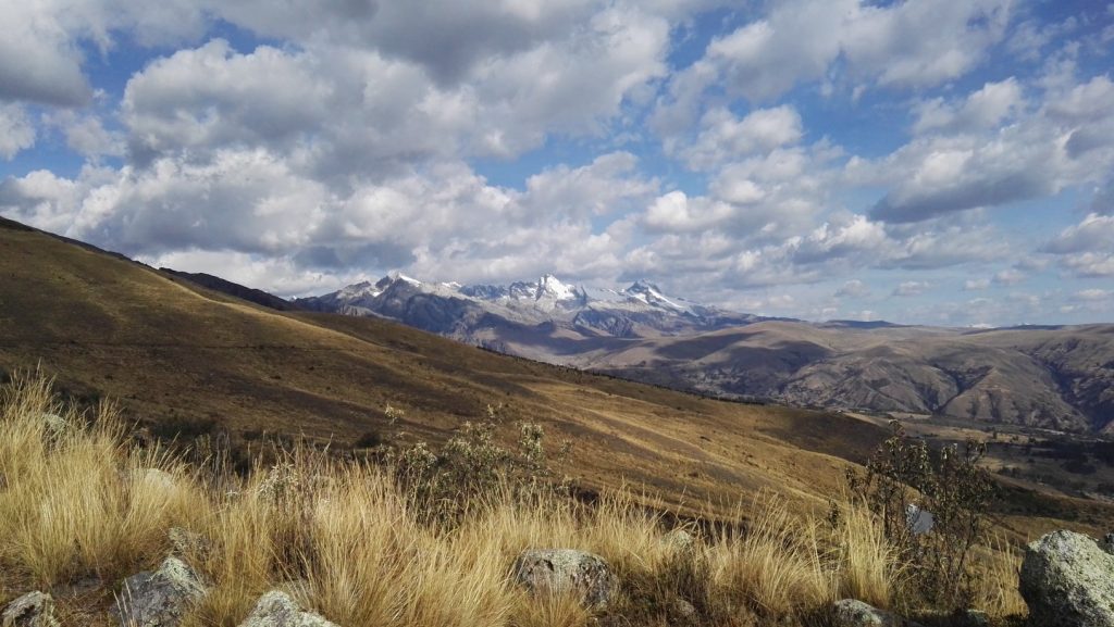 A Cordillera Blanca hófödte csúcsai a távolban a Laguna Ahuac felé vezető úton