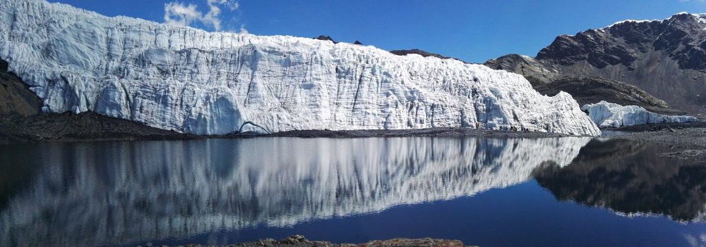 A Pastoruri-gleccser és tükörképe a sima víztükrön