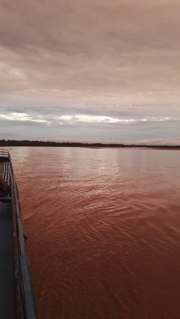 Szürreális barna és lila színek a felhős naplementében a Marañon folyón