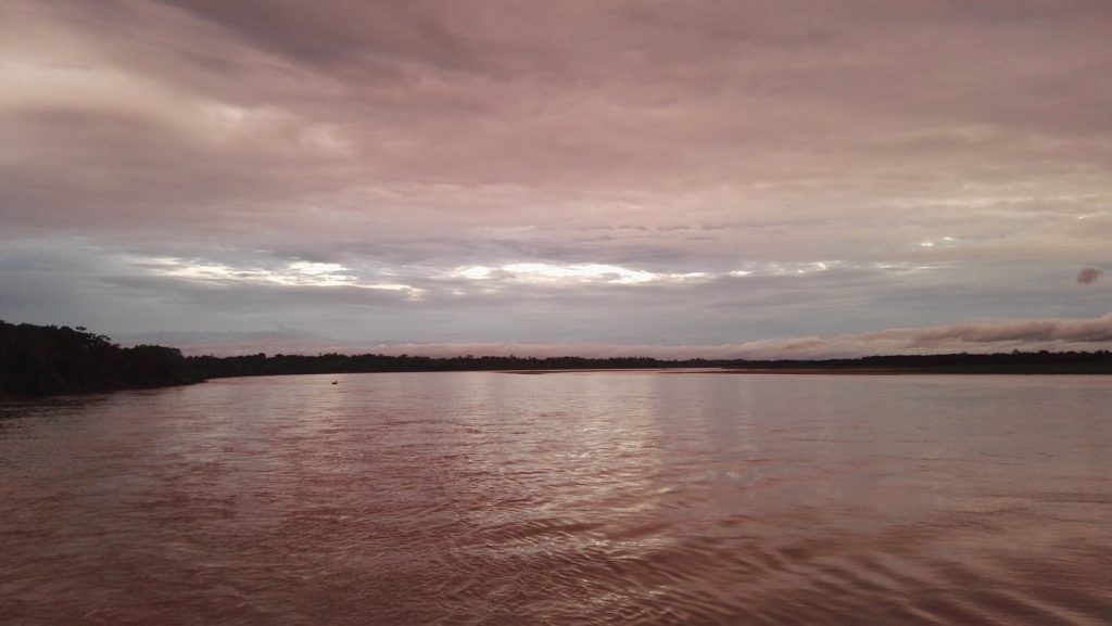 Szürreális barna és lila színek a felhős naplementében a Marañon folyón