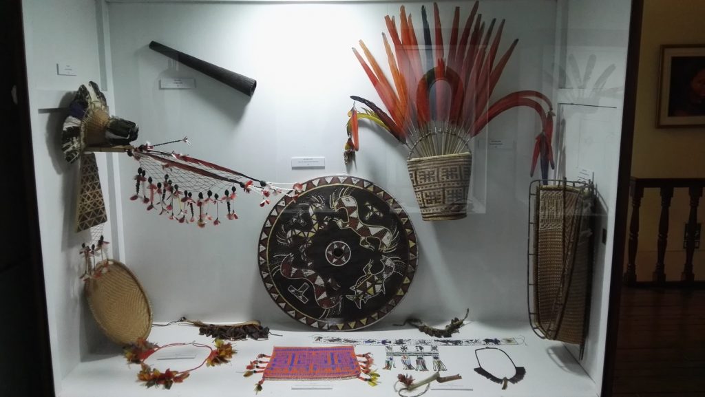 Amazonasi indián toll fejdísz, pajzs és egyéb használati tárgyak Iquitos múzeumában