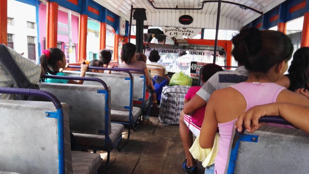 Fa felépítményű busz belülről Iquitosban