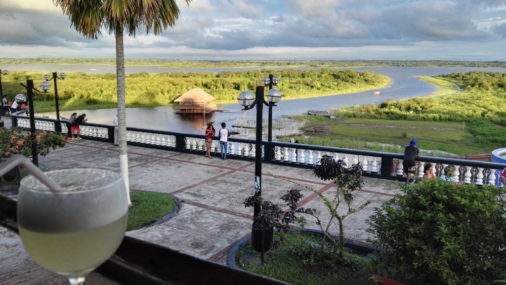 Az Amazonas egyik kis mellékfolyója Iquitosban egy pohár pisco sour koktéllal