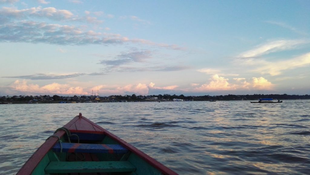 Peru-Kolumbia határátkelés csónakkal az Amazonason